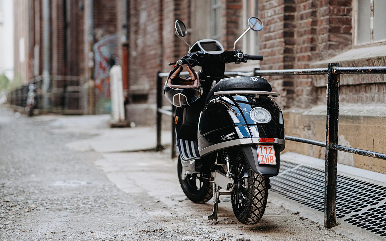 Model 54 iconic in schwarz mit Helm im Retro-Stil